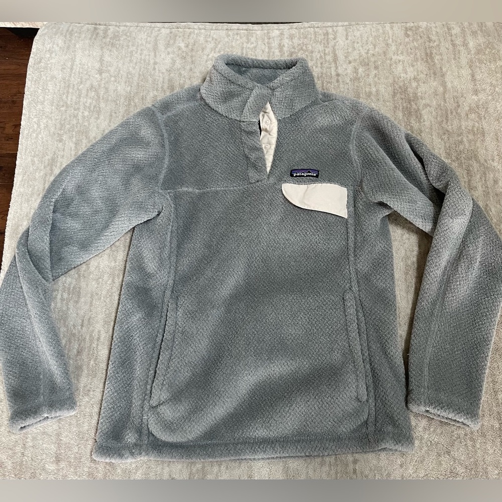 Patagonia Women’s Pullover Sweater in Light Gray